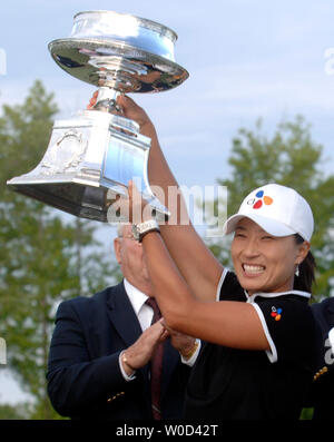 Se Ri Pak di Seoul, Corea di paranchi di sollevamento il McDonald LPGA Championship trofeo dopo aver tenuto il primo posto nel torneo di golf, in Havre De Grace, Maryland il 8 giugno 2006. Pak ha vinto dopo aver sconfitto Karrie Webb in una morte improvvisa extra turno, dopo che i due sono stati legati con otto sotto il par. (UPI foto/Kevin Dietsch) Foto Stock