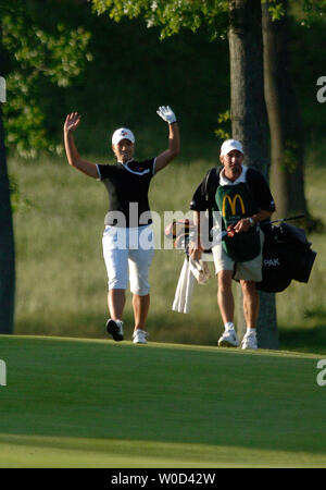 Se Ri Pak di Seoul, Corea celebra dopo rendendo al verde sul suo secondo colpo durante la sua morte improvvisa extra turno sulla diciottesima buca contro Karrie Webb, durante il round finale del McDonald LPGA Championship, in Havre De Grace, Maryland il 8 giugno 2006. Pak ha preso il primo posto nel torneo. (UPI foto/Kevin Dietsch) Foto Stock