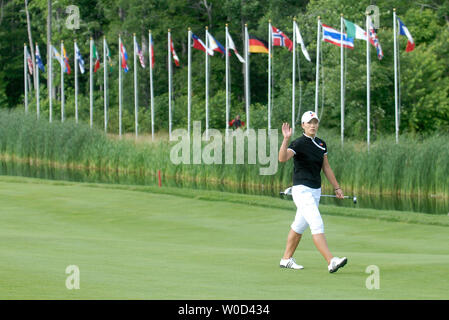 Se Ri Pak di Seoul, Corea onde per la galleria come fa il suo modo giù il diciottesimo fairway, durante il round finale del McDonald LPGA Championship, in Havre De Grace, Maryland il 8 giugno 2006. Pak ha preso il primo posto nel torneo dopo aver sconfitto Karrie Webb in una rottura tirante round. (UPI foto/Kevin Dietsch) Foto Stock