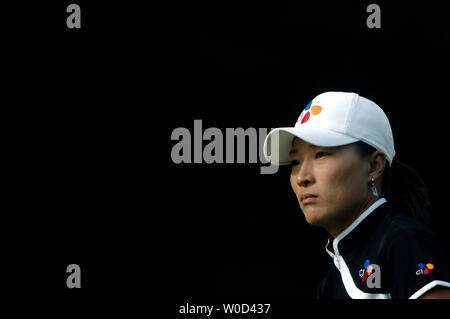 Se Ri Pak di Seoul, Corea guarda i drive off del quindicesimo scatola a T, durante il round finale del McDonald LPGA Championship, in Havre De Grace, Maryland il 8 giugno 2006. Pak ha preso il primo posto nel torneo, dopo aver sconfitto Karrie Webb in una morte improvvisa extra turno, dopo che i due sono stati legati con otto sotto il par. (UPI foto/Kevin Dietsch) Foto Stock