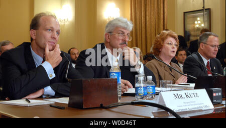 Gregory Kutz, managing director di Gao forensic verifiche e indagini speciali, GAO agente speciale John Ryan, FEMA's Donna Dannels, e la Croce Rossa Americana' Joseph Becker (L a R) testimoniare davanti a una casa Homeland Security indagini sottocomitato audizione indagando sprechi, frodi e abusi a seguito dell'uragano Katrina sulla Capitol Hill a Washington il 14 giugno 2006. (UPI foto/Roger L. Wollenberg) Foto Stock