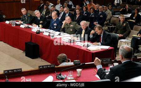 Da sinistra a destra, il giudice e avvocato generale dell'esercito Il Mag. Gen. Scott Black, il giudice e avvocato generale della Marina Adm posteriore. James Scott McPherson nero, Air Force giudice avvocato generale grandi gen. Jack Rives, Staff giudicare l'avvocato per il comandante della Marina Corp Brig. Gen. Kevin Sandkuhler, Ex Giudice Avvocato Generale dell'esercito, ritirato il Mag. Gen. Thomas Romig ed ex giudice avvocato generale della Marina pensionati Adm posteriore. John Hutson, testimoniare prima di un Senato Comitato delle Forze Armate audizione sui prigionieri di Guantanamo, a Washington il 13 luglio 2006. (UPI foto/Kevin Dietsch) Foto Stock