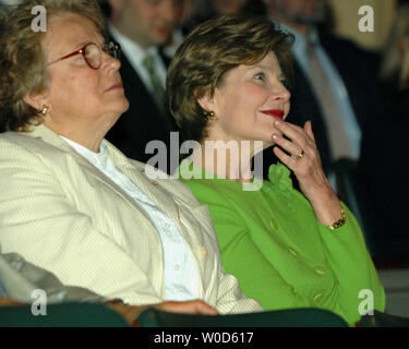 La First Lady Laura Bush, presidente onorario della grande letto, (R) e il dottor Anne-Immelda M. Radice, direttore del Museo e i servizi della biblioteca, ascoltare una lettura durante una celebrazione del progetto presso la Biblioteca del Congresso a Washington il 20 luglio 2006. Il grande letto è stato progettato dalla dotazione nazionale delle arti per incoraggiare gli americani a ricollegare con grandi opere della letteratura americana. (UPI foto/Roger L. Wollenberg) Foto Stock