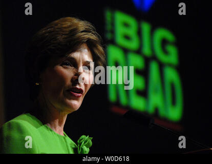 La First Lady Laura Bush, presidente onorario della grande letto, parla durante una celebrazione del progetto presso la Biblioteca del Congresso a Washington il 20 luglio 2006. Il grande letto è stato progettato dalla dotazione nazionale delle arti per incoraggiare gli americani a ricollegare con grandi opere della letteratura americana. (UPI foto/Roger L. Wollenberg) Foto Stock