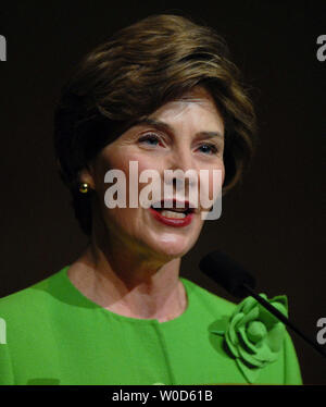 La First Lady Laura Bush, presidente onorario della grande letto, parla durante una celebrazione del progetto presso la Biblioteca del Congresso a Washington il 20 luglio 2006. Il grande letto è stato progettato dalla dotazione nazionale delle arti per incoraggiare gli americani a ricollegare con grandi opere della letteratura americana. (UPI foto/Roger L. Wollenberg) Foto Stock