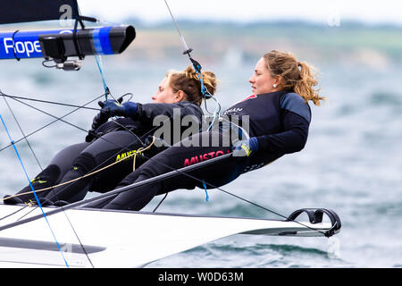 Kiel, Germania. Il 27 giugno, 2019. Victoria Jurczok (l) e Anika Lorenz dalla Germania sono in corso nella 49erFX classe per una gara di Kieler Woche sul fiordo Schilksee off. Kieler Woche è considerato come il più grande del mondo di vela evento. Quasi 500 atleti avrà inizio dal 26.6. su 325 imbarcazioni da 48 nazioni nelle classi olimpiche alla Kieler Woche. Credito: Frank Molter/dpa/Alamy Live News Foto Stock