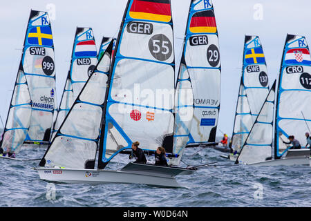 Kiel, Germania. Il 27 giugno, 2019. Victoria Jurczok e Anika Lorenz (GER55) dalla Germania sono in corso nella 49erFX classe per una gara di Kieler Woche sul fiordo Schilksee off. Kieler Woche è considerato come il più grande del mondo di vela evento. Quasi 500 atleti avrà inizio dal 26.6. su 325 imbarcazioni da 48 nazioni nelle classi olimpiche alla Kieler Woche. Credito: Frank Molter/dpa/Alamy Live News Foto Stock