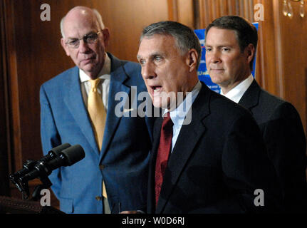 Il Sen. John Kyle (R-AZ) (C) parla di congressional realizzazioni, mentre il leader della maggioranza del Senato Bill Frist (R-TN) (R) e il Sen. Bob Bennett (R-UT) orologi, a Washington il 2 agosto 2006. (UPI foto/Kevin Dietsch) Foto Stock