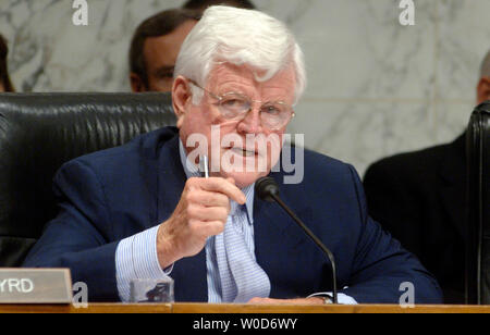 Il Sen. Edward Kennedy (D-MA) domande testimoni durante un Senato Comitato delle Forze Armate audizione sull'Iraq, Afganistran e della guerra globale al terrorismo, a Washington in data 3 agosto 2006. (UPI foto/Kevin Dietsch) Foto Stock