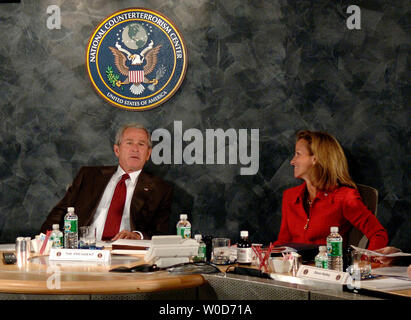 Il Presidente George W Bush (C) soddisfa con l'Homeland Security Team a livello nazionale la lotta contro il terrorismo nel centro di McLean, Virginia il 15 agosto 2006. Bush è stato seduto con il suo Homeland Security Advisor Fran Townsend. (UPI foto/Kevin Dietsch) Foto Stock