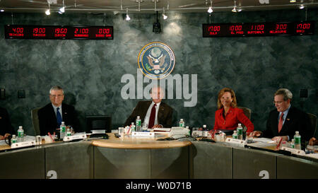 Il Presidente George W Bush (C) soddisfa con l'Homeland Security Team a livello nazionale la lotta contro il terrorismo nel centro di McLean, Virginia il 15 agosto 2006. Bush è stato seduto con il capo del personale della Casa Bianca, Joshua Bolten (L), Homeland Security Advisor Fran Townsend (centro destra) e National Security Advisor Stephen Hadley. (UPI foto/Kevin Dietsch) Foto Stock