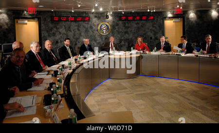 Il Presidente George W Bush (C) soddisfa con l'Homeland Security Team a livello nazionale la lotta contro il terrorismo nel centro di McLean, Virginia il 15 agosto 2006. (UPI foto/Kevin Dietsch) Foto Stock