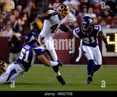 Washington Redskins Ladell Betts (46) schivato un affrontare da Minnesota Vikings del Ben Leber ha (51), durante il primo trimestre di FedEx campo in Landover, MD il 11 settembre 2006. (UPI foto/Kevin Dietsch) Foto Stock
