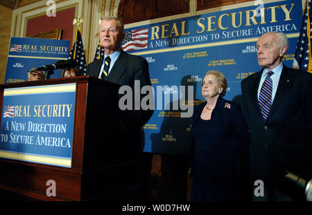 Ex National Security Advisor Zbigniew Brzezinski (L) parla durante una conferenza stampa per chiedere una nuova direzione per la sicurezza nazionale, a Washington il 13 settembre 2006. Brzezinski è stato affiancato da ex Segretario di Stato Madeline Albright (C) e sost. Tom Lantos (D-CA). (UPI foto/Kevin Dietsch) Foto Stock