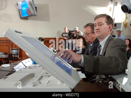 Edward Felten, professore presso il Dipartimento di Scienze Informatiche presso l'Università di Princeton, dimostra problemi con una macchina di voto nel corso di una assemblea del Comitato di amministrazione audizione sulla affidabilità dei sistemi di voto il 28 settembre 2006, sul colle del Campidoglio di Washington. (UPI foto/Roger L. Wollenberg) Foto Stock