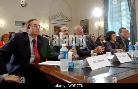 Edward Felten, professore presso il Dipartimento di Scienze Informatiche presso l'Università di Princeton; Gary Smith, direttore di elezione per la contea di Forsyth, Ga.; Barbara Simons, membro dell'U.S. La politica pubblica Comitato dell'Associazione per il Computing Machinery; Keith Cunningham, direttore di elezione per la contea di Allen, Ohio; James Dickson, vice presidente di affari del governo presso la Associazione Americana di persone con disabilità e Michael Shamos, professore all Istituto di Ricerca Software presso la Carnegie Mellon University (R a L) partecipano in una casa del comitato di amministrazione audizione sulla affidabilità o Foto Stock