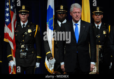 L'ex Presidente Bill Clinton orologi come il colore Guard arriva prima di Clinton ha ricevuto il 'Distinguished Service Award' dal diritto nazionale i funzionari di polizia Memorial Fund a Washington il 18 ottobre 2006. (UPI foto/Roger L. Wollenberg) Foto Stock