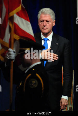 L'ex Presidente Bill Clinton orologi come il colore Guard arriva prima di Clinton ha ricevuto il 'Distinguished Service Award' dal diritto nazionale i funzionari di polizia Memorial Fund a Washington il 18 ottobre 2006. (UPI foto/Roger L. Wollenberg) Foto Stock