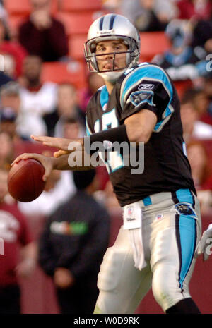 Carolina Panthers quarterback Jake Delhomme (17) scende di nuovo a passare contro Washington Redskins, in Fed Ex Campo in Landover, Maryland il 26 novembre 2006. (UPI foto/Kevin Dietsch) Foto Stock