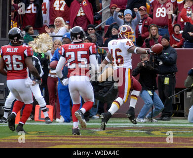 Washington Redskins running back Ladell Betts corre per un 8-cantiere touchdown contro i falchi di Atlanta, durante il primo trimestre in Fed Ex campo in Largo, Maryland il 3 dicembre 2006. (UPI foto/Kevin Dietsch) Foto Stock