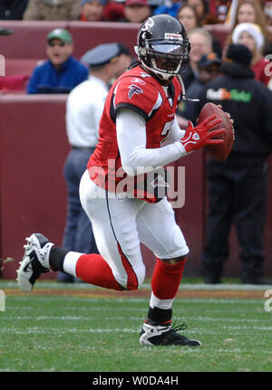 Atlanta Falcons quarterback Michael Vick codifica per un primo verso il basso contro il Washington Redskins, durante il terzo trimestre in Fed Ex campo in Landover, Maryland il 3 dicembre 2006. (UPI foto/Kevin Dietsch) Foto Stock