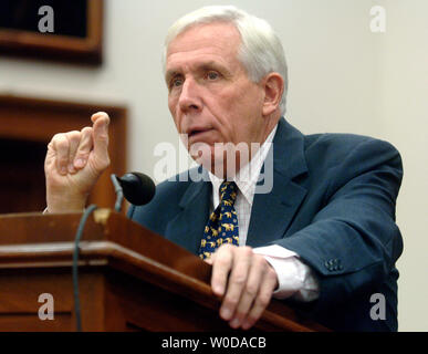 Sost. Frank Wolf (R-VA) parla sulla situazione in Iraq e le risultanze dell'Iraq Report di studio in corrispondenza di un pannello di discussione ospitato da gli Stati Uniti Istituto di pace a Washington il 13 dicembre 2006. (UPI foto/Kevin Dietsch) Foto Stock