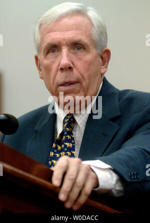 Sost. Frank Wolf (R-VA) parla sulla situazione in Iraq e le risultanze dell'Iraq Report di studio in corrispondenza di un pannello di discussione ospitato da gli Stati Uniti Istituto di pace a Washington il 13 dicembre 2006. (UPI foto/Kevin Dietsch) Foto Stock