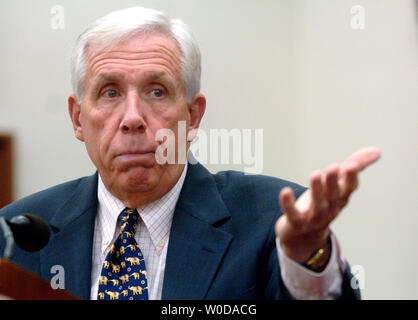 Sost. Frank Wolf (R-VA) parla sulla situazione in Iraq e le risultanze dell'Iraq Report di studio in corrispondenza di un pannello di discussione ospitato da gli Stati Uniti Istituto di pace a Washington il 13 dicembre 2006. (UPI foto/Kevin Dietsch) Foto Stock