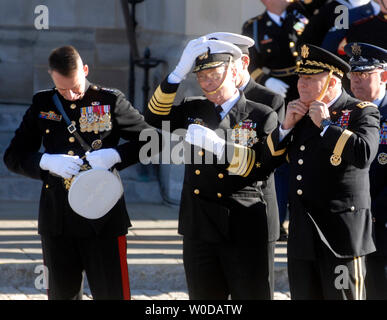 Il presidente del Comune di capi di Stato Maggiore gen. Pietro Ritmo (L), Vice Presidente del Comune di capi di Stato Maggiore Adm. Edmund Giambastiani (C)e Vice Capo del personale della US Army gen. Richard Cody (R) tentativo di fissare i loro cappelli come un forte vento soffia durante i funerali di stato dell ex Presidente Gerald Ford presso la Cattedrale Nazionale di Washington il 2 gennaio 2007. (UPI foto/Kevin Dietsch) Foto Stock