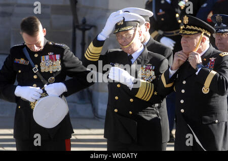 Il presidente del Comune di capi di Stato Maggiore gen. Pietro Ritmo (L), Vice Presidente del Comune di capi di Stato Maggiore Adm. Edmund Giambastiani (C)e Vice Capo del personale della US Army gen. Richard Cody (R) tentativo di fissare i loro cappelli come un forte vento soffia durante i funerali di stato dell ex Presidente Gerald Ford presso la Cattedrale Nazionale di Washington il 2 gennaio 2007. (UPI foto/Kevin Dietsch) Foto Stock