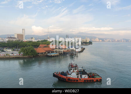 PENANG, MALAYSIA, Porto di Penang, Asia, Pulau Pinang, George Town, skyline della città con porto rimorchiatore avvicinando dock. Foto Stock