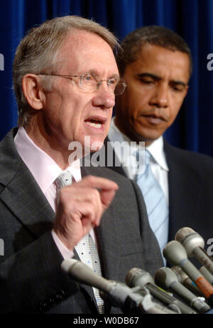 Il leader della maggioranza del Senato Harry Reid parla nel corso di una conferenza stampa sul rafforzamento della riforma etica, a Washington il 8 gennaio 2007. Reid è stato affiancato da Sen. Barack Obama (D-il). (UPI foto/Kevin Dietsch) Foto Stock