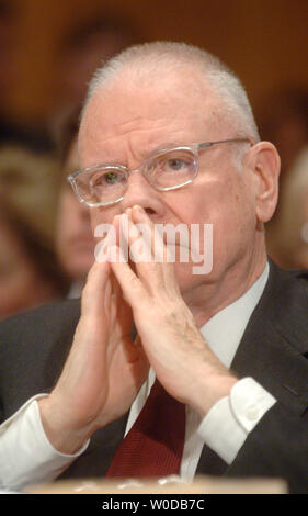 Il vice presidente della commissione nazionale sugli attentati terroristici Lee Hamilton testimoniare prima di un Senato Homeland Security e Affari Governativi audizione del Comitato sulle implementazioni di 9/11 Commissioni raccomandazioni, a Washington il 9 gennaio 2007. (UPI foto/Kevin Dietsch) Foto Stock