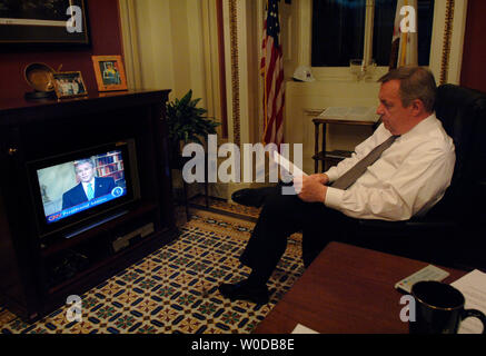 Assistente capo di maggioranza Richard Durbin (D-il) orologi Presidente George W Bush in TV come lui in grado di consegnare la sua nuova strategia militare per l'Iraq, a Washington il 10 gennaio 2007. Bush ha detto che spera di poter inviare un ulteriore 20.000 soldati nella regione. (UPI foto/Kevin Dietsch) Foto Stock