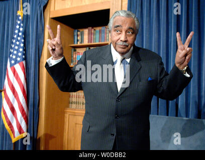 Casa modi e mezzi Presidente Charles Rangel (D-NY) lampeggia segni di pace dopo aver parlato a reintegrare il progetto militare, nel corso di una conferenza stampa a Washington il 11 gennaio 2007. (UPI foto/Kevin Dietsch) Foto Stock