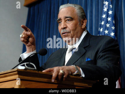 Casa modi e mezzi Presidente Charles Rangel (D-NY) parla di reintegrare il progetto militare, nel corso di una conferenza stampa a Washington il 11 gennaio 2007. (UPI foto/Kevin Dietsch) Foto Stock