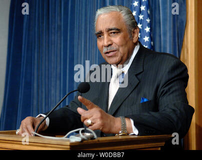Casa modi e mezzi Presidente Charles Rangel (D-NY) parla di reintegrare il progetto militare, nel corso di una conferenza stampa a Washington il 11 gennaio 2007. (UPI foto/Kevin Dietsch) Foto Stock