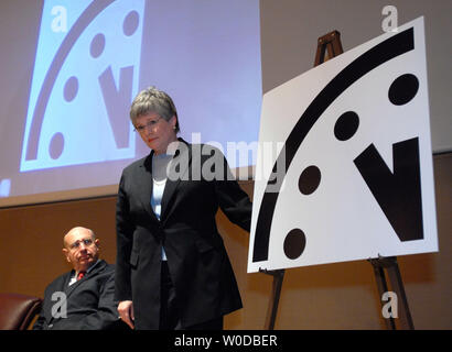 Il Bollettino degli scienziati atomici, rappresentata da Thomas Pickering e Kennette Benedetto (l a r) spostato la lancetta dei minuti del Doomsday Clock due minuti più vicino a mezzanotte, ora impostato a 5 minuti a mezzanotte, durante una conferenza stampa a Washington il 17 gennaio 2007. Il gruppo di scienziati e premi Nobel ha colto l'occasione per avvertire di guasti per affrontare la proliferazione nucleare e il cambiamento climatico globale. (UPI foto/Roger L. Wollenberg) Foto Stock