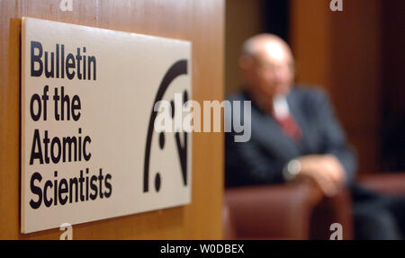 Il Bollettino degli scienziati atomici spostato la lancetta dei minuti del Doomsday Clock due minuti più vicino a mezzanotte, ora impostato a 5 minuti a mezzanotte, durante una conferenza stampa a Washington il 17 gennaio 2007. Il gruppo di scienziati e premi Nobel ha colto l'occasione per avvertire di guasti per affrontare la proliferazione nucleare e il cambiamento climatico globale. (UPI foto/Roger L. Wollenberg) Foto Stock