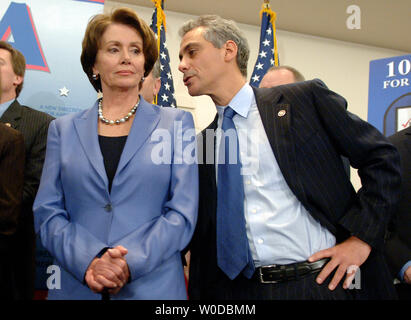 Sost. Rahm Emanuel (D-il) parla al Presidente della Camera Nancy Pelosi (D-CA) in occasione di una conferenza stampa che segna il primo 100 ore legislativo del nuovo Congresso a Washington il 18 gennaio 2007. (UPI foto/Kevin Dietsch) Foto Stock
