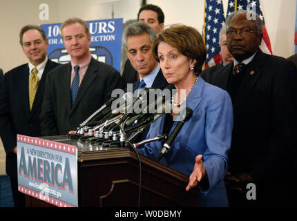 Presidente della Camera Nancy Pelosi (D-CA) (2nd-R) parla al fianco di sost. Rahm Emanuel (D-il) (C), sost. James Clyburn (D-SC) e i membri della classe della matricola, in occasione di una conferenza stampa che segna il primo 100 ore legislativo del nuovo Congresso a Washington il 18 gennaio 2007. (UPI foto/Kevin Dietsch) Foto Stock