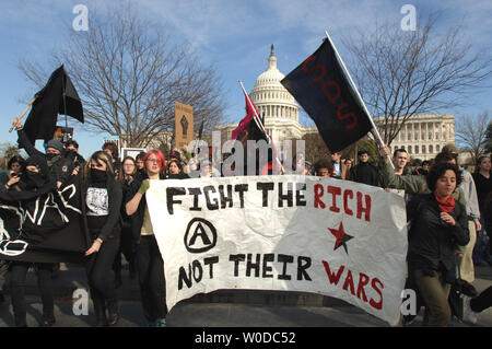 I giovani manifestanti lasciare il west fasi del Capitol durante un anti-guerra in Iraq protesta a Washington il 27 gennaio 2007. Decine di migliaia di manifestanti hanno marciato intorno al Capitol, che ospita il Senato e la Camera dei rappresentanti, a chiedere al Congresso di fermare la guerra. (UPI foto/Pat Benic) Foto Stock