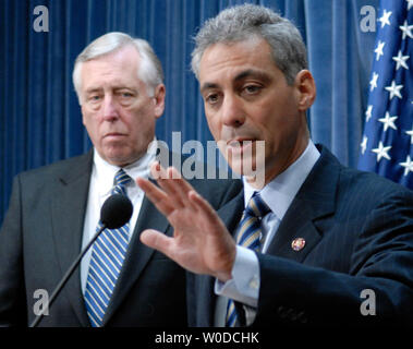 Sost. Rahm Emanuel (D-il) (R) parla al fianco di casa il leader della maggioranza Steny Hoyer (D-MD) dopo la casa dei democratici' caucus incontro a Washington il 8 febbraio 2007. Emanuel ha parlato della necessità di trovare una risoluzione in Iraq. (UPI foto/Kevin Dietsch) Foto Stock