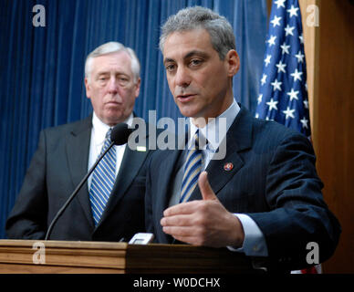 Sost. Rahm Emanuel (D-il) (R) parla al fianco di casa il leader della maggioranza Steny Hoyer (D-MD) dopo la casa dei democratici' caucus incontro a Washington il 8 febbraio 2007. Emanuel ha parlato della necessità di trovare una risoluzione in Iraq. (UPI foto/Kevin Dietsch) Foto Stock