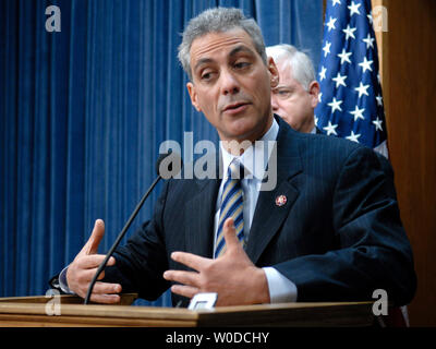 Sost. Rahm Emanuel (D-il) parla in seguito la casa dei democratici' caucus incontro a Washington il 8 febbraio 2007. Emanuel ha parlato della necessità di trovare una risoluzione in Iraq. (UPI foto/Kevin Dietsch) Foto Stock