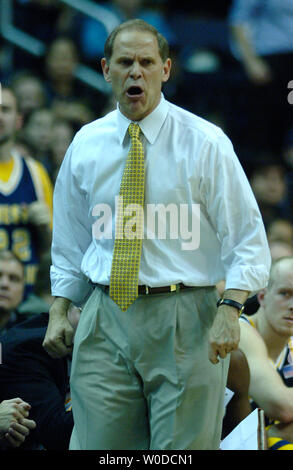 West Virginia alpinisti head coach John Beilein pullman della sua squadra contro il Georgetown Hoyas, durante la prima metà al Verizon Center di Washington il 12 febbraio 2007. (UPI foto/Kevin Dietsch) Foto Stock