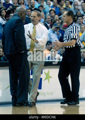 West Virginia alpinisti head coach John Beilein (C) parla alla Georgetown Hoyas head coach John Thompson III (L), durante la seconda metà al Verizon Center di Washington il 12 febbraio 2007. Beilein era chiedere per un retro corte violazione. (UPI foto/Kevin Dietsch) Foto Stock