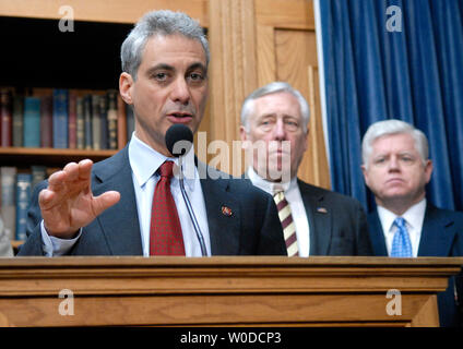 Sost. Rahm Emanuel (D-il) (L) parla in merito alla risoluzione sull'Iraq nel corso di una conferenza stampa a Washington il 13 febbraio 2007. Un dibattito in Aula su una risoluzione non vincolante di opporsi ad una proposta di aumento delle truppe in Iraq ha cominciato oggi e dovrebbe essere superato entro la fine di questa settimana. Emanuel è stato affiancato da casa il leader della maggioranza Steny Hoyer (D-MD) (C) e sost. John Larson (D-CT). (UPI foto/Kevin Dietsch) Foto Stock
