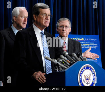 Assistant leader della minoranza Trent Lott (R-MS) (C) parla di senato GOP Agenda per il centodecimo Congresso a Washington il 15 febbraio 2007. Lott è stato affiancato da Sen. John Cornyn (R-TX) (L) e John Kyl (R-AZ). (UPI foto/Kevin Dietsch) Foto Stock