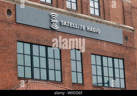 La radio XM logo è visibile sulla loro sede a Washington il 20 febbraio 2007. XM Holdings Inc. ha annunciato lunedì che hanno in programma sulla fusione con Sirius Satellite Radio Inc. dopo aver offerto Sirius XM $4,6 miliardi in magazzino. (UPI foto/Kevin Dietsch) Foto Stock